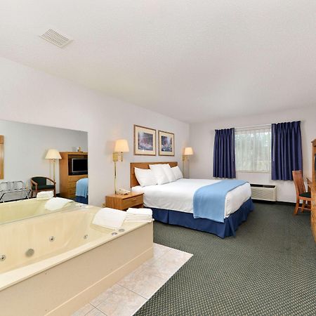 Americas Best Value Inn & Suites - Tahquamenon Country Newberry Exterior foto