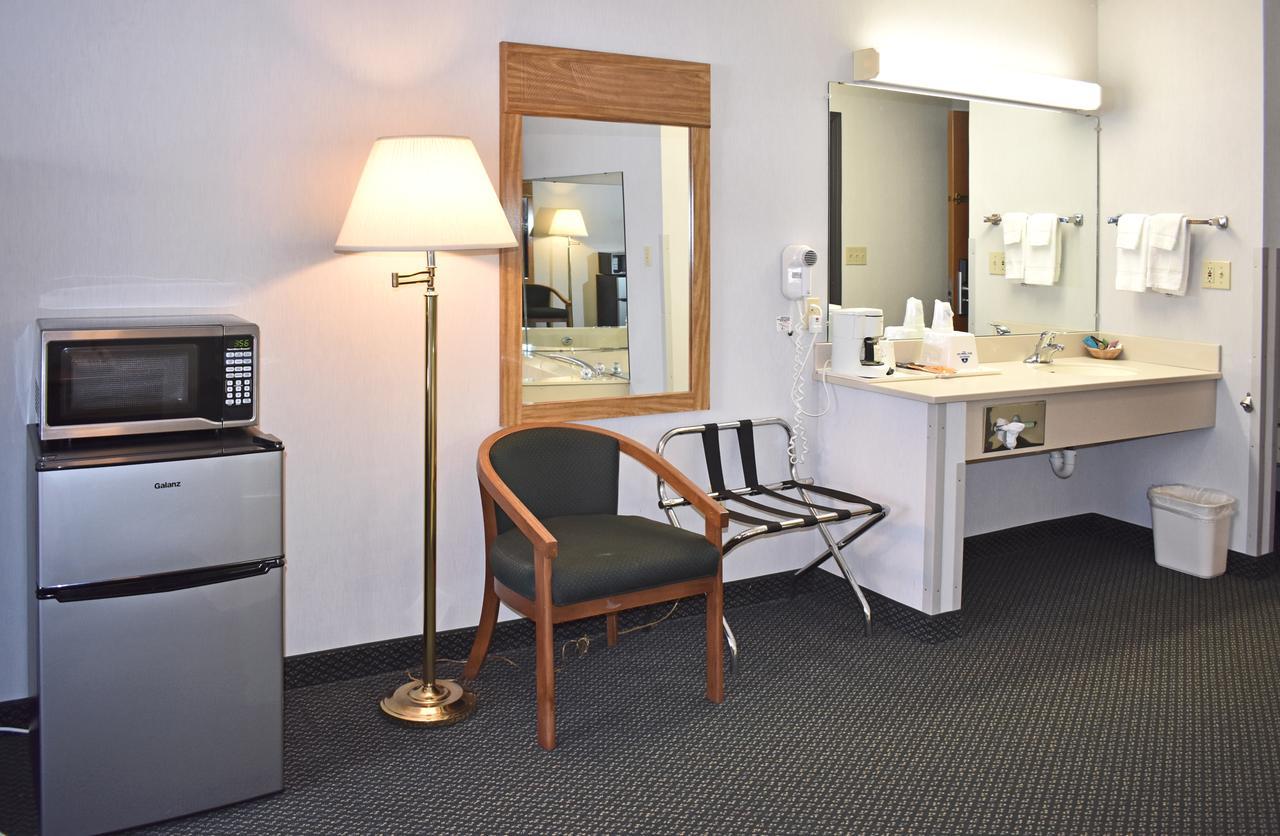 Americas Best Value Inn & Suites - Tahquamenon Country Newberry Exterior foto